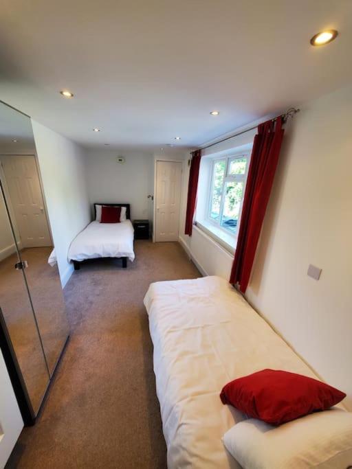 Central Windsor 2 Bedroom Flat With Free Parking Extérieur photo