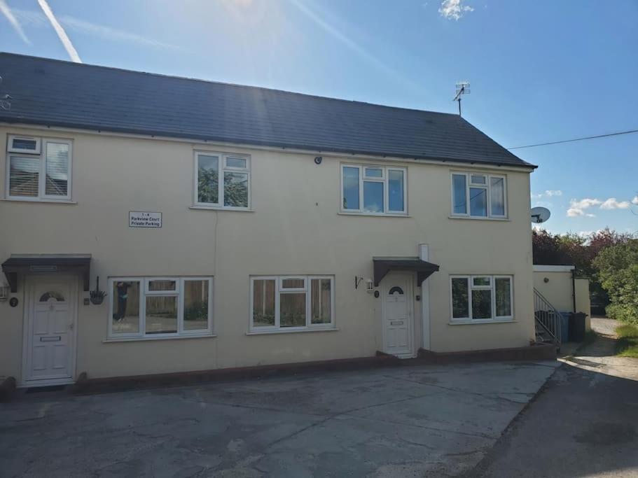 Central Windsor 2 Bedroom Flat With Free Parking Extérieur photo