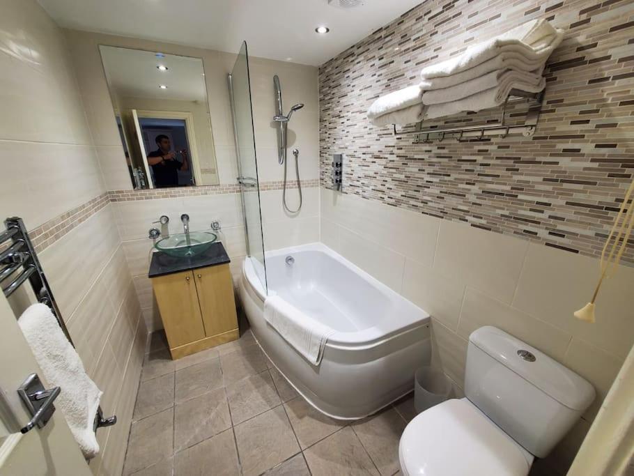 Central Windsor 2 Bedroom Flat With Free Parking Extérieur photo